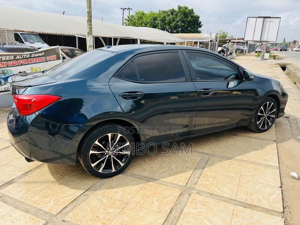Toyota Corolla 2018 Green photo 2