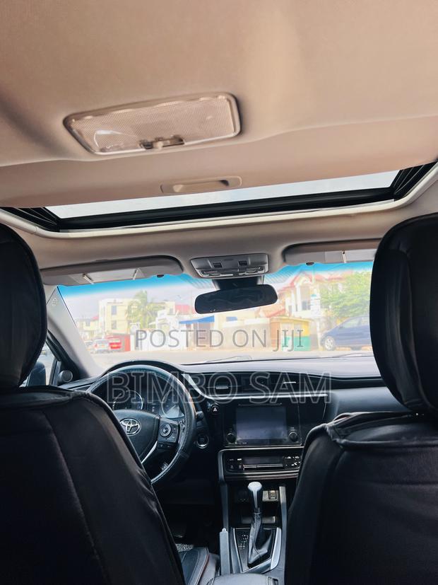 Toyota Corolla 2018 Green photo 5