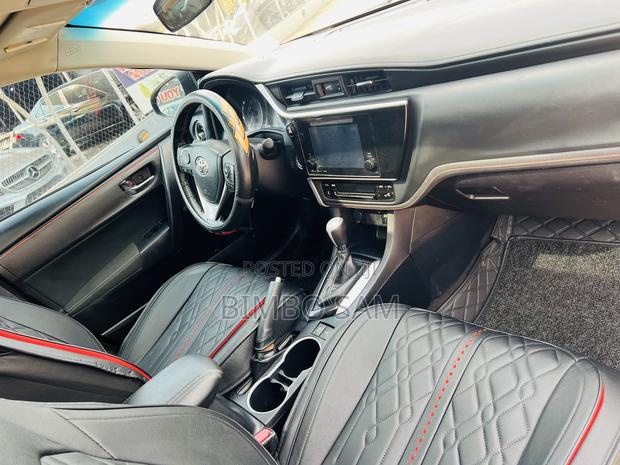 Toyota Corolla 2018 Green photo 3