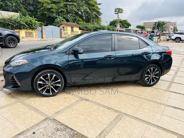 Toyota Corolla 2018 Green photo 6