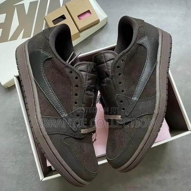 Air Jordan 1 X Travis Scott Low Velvet Brown · Photo 3