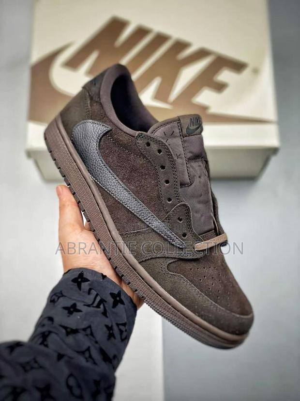 Air Jordan 1 X Travis Scott Low Velvet Brown · Photo 4