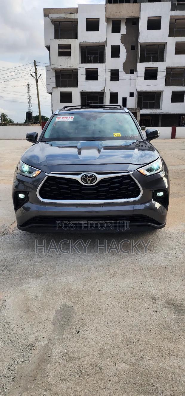 Toyota Highlander XLE 2021 Gray