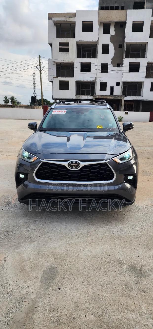 Toyota Highlander XLE 2021 Gray