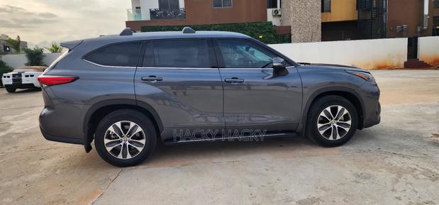 Toyota Highlander XLE 2021 Gray