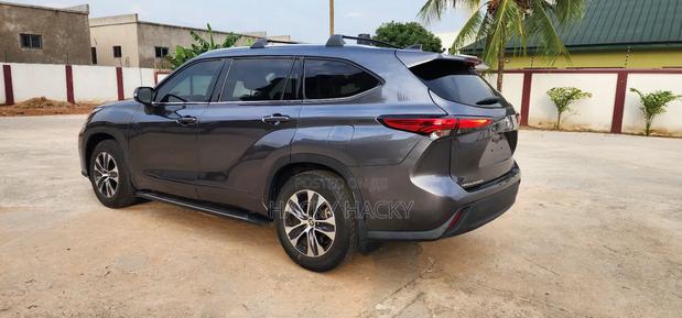 Toyota Highlander XLE 2021 Gray