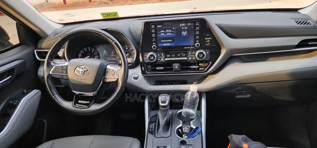 Toyota Highlander XLE 2021 Gray