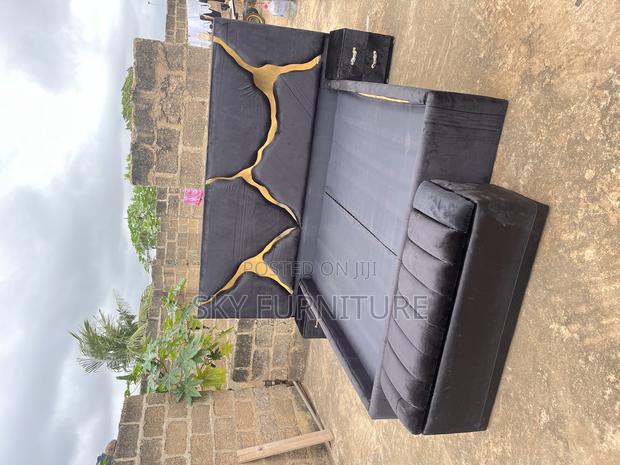 Oversized Queen With 2 Side Drawers And Ottoman · Photo 2