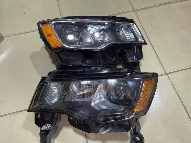 Jeep Grand Cherokee 2017- 2021 Headlights Used photo 3