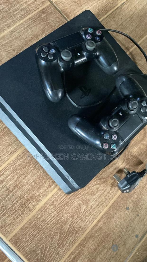 Ps4 Slim With 4 Games Installed · Photo 2