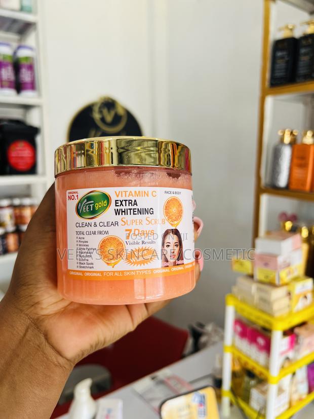Veet Gold Vit C Body Scrub · Photo 2