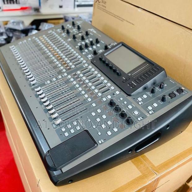 Behringer X32 Digital Mixing Console · Photo 3