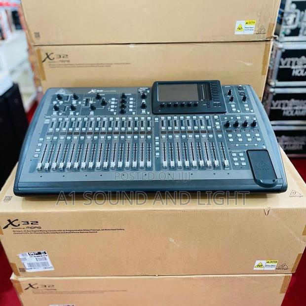 Behringer X32 Digital Mixing Console · Photo 4