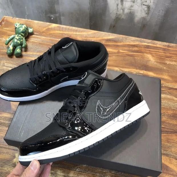 Jordan R1 Black and White · Photo 3
