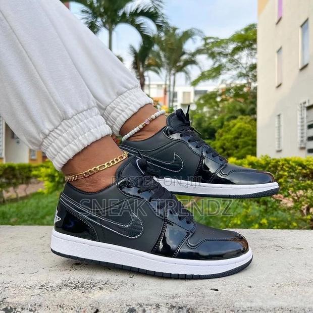 Jordan R1 Black and White · Photo 4