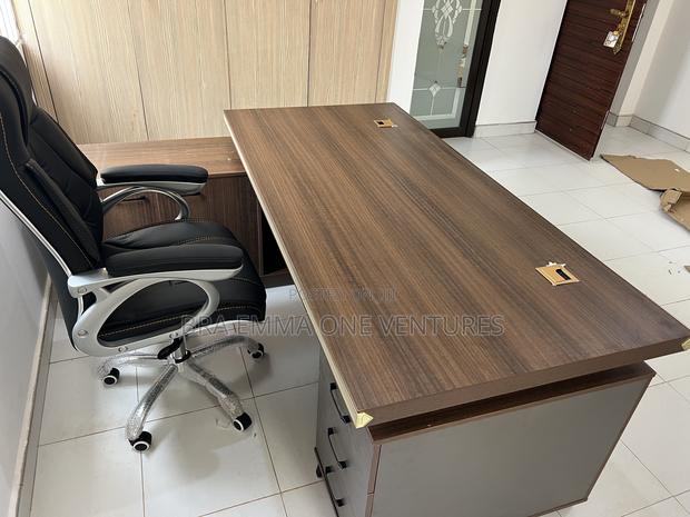 Executive L Shape Tabel With Leather Chair · Photo 3