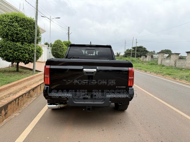 Toyota Tacoma 2025 Black · Photo 4