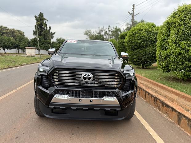 Toyota Tacoma 2025 Black · Photo 2