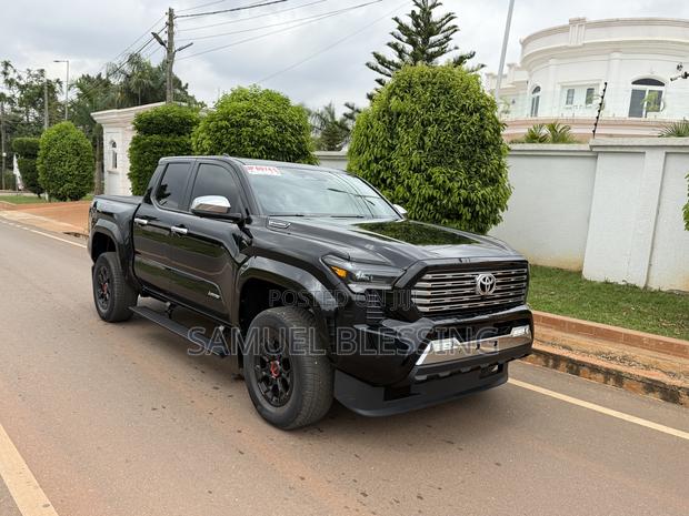 Toyota Tacoma 2025 Black · Photo 3