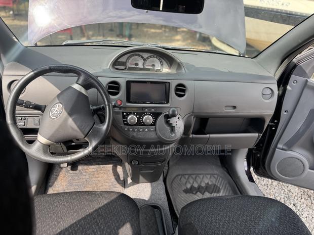 Toyota Sienta 2013 Purple photo 3