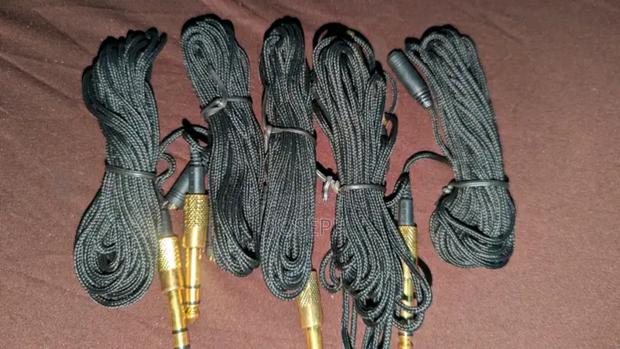 3.5mm Male to Female Aux Extension Cable · Photo 3