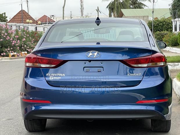 Hyundai Elantra Limited Sedan FWD (2.0L 4cyl 6A) 2017 Blue photo 5
