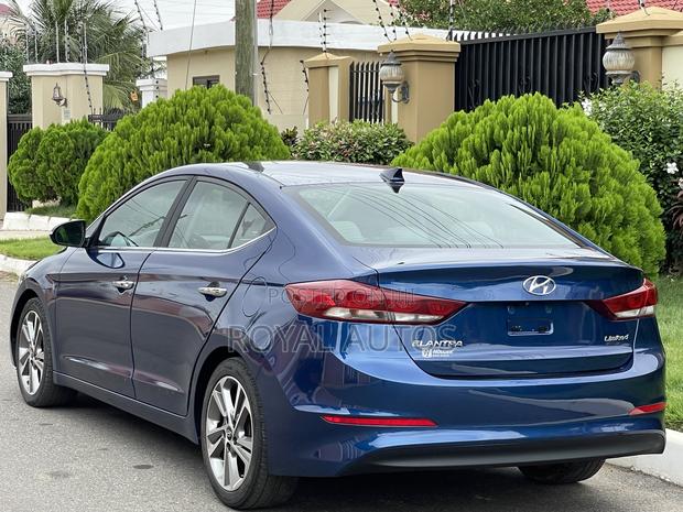 Hyundai Elantra Limited Sedan FWD (2.0L 4cyl 6A) 2017 Blue photo 4