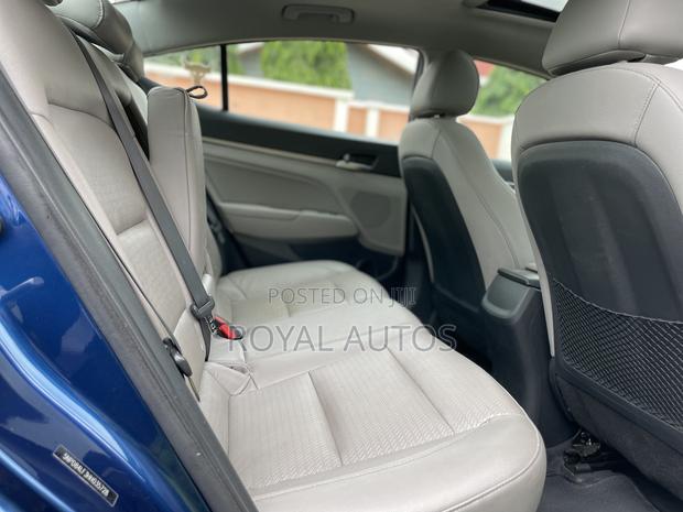 Hyundai Elantra Limited Sedan FWD (2.0L 4cyl 6A) 2017 Blue photo 7