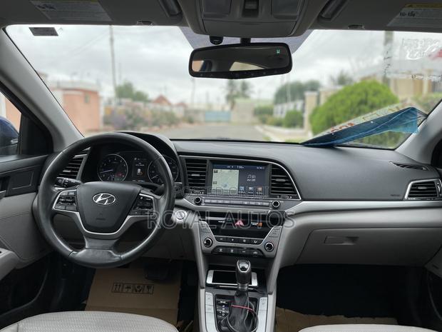 Hyundai Elantra Limited Sedan FWD (2.0L 4cyl 6A) 2017 Blue photo 8