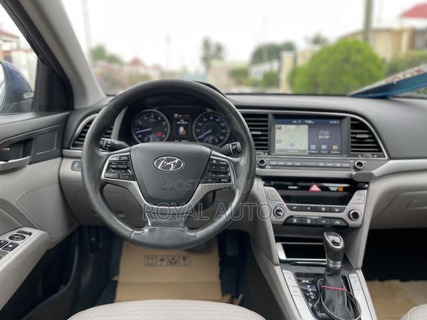 Hyundai Elantra Limited Sedan FWD (2.0L 4cyl 6A) 2017 Blue photo 10