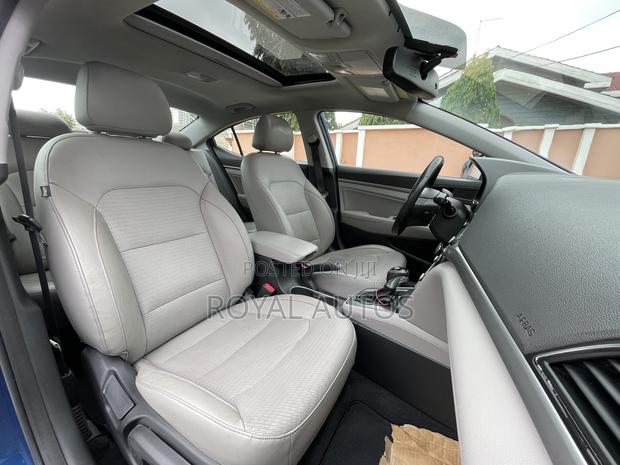 Hyundai Elantra Limited Sedan FWD (2.0L 4cyl 6A) 2017 Blue photo 6