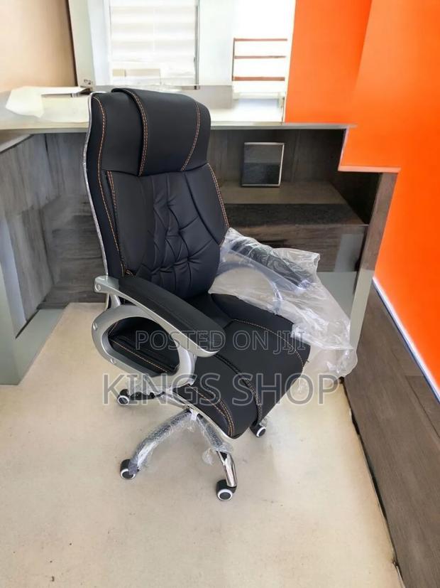 Executive Swivel Chair · Photo 2