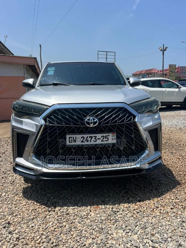 Toyota 4-Runner Limited 2020 Silver · Photo 2
