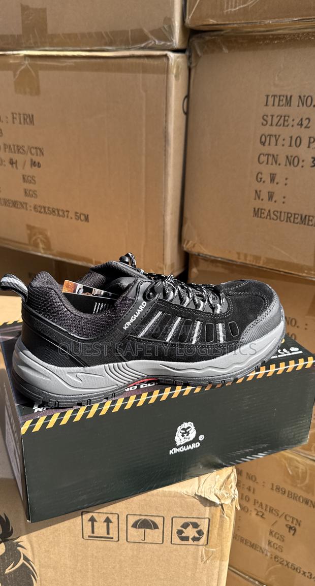 Secure Sneaker Safety Boot · Photo 3