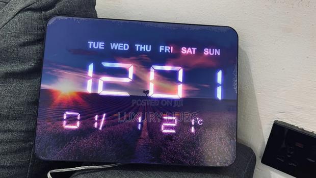 Temperature Display Alarm Clock · Photo 3