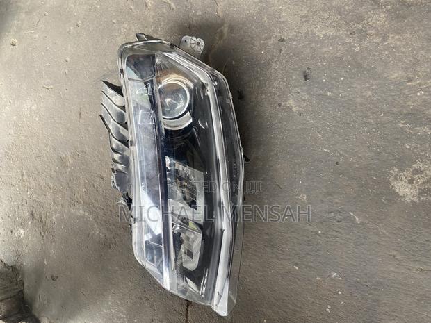 Camaro 2017 Head Light photo 3