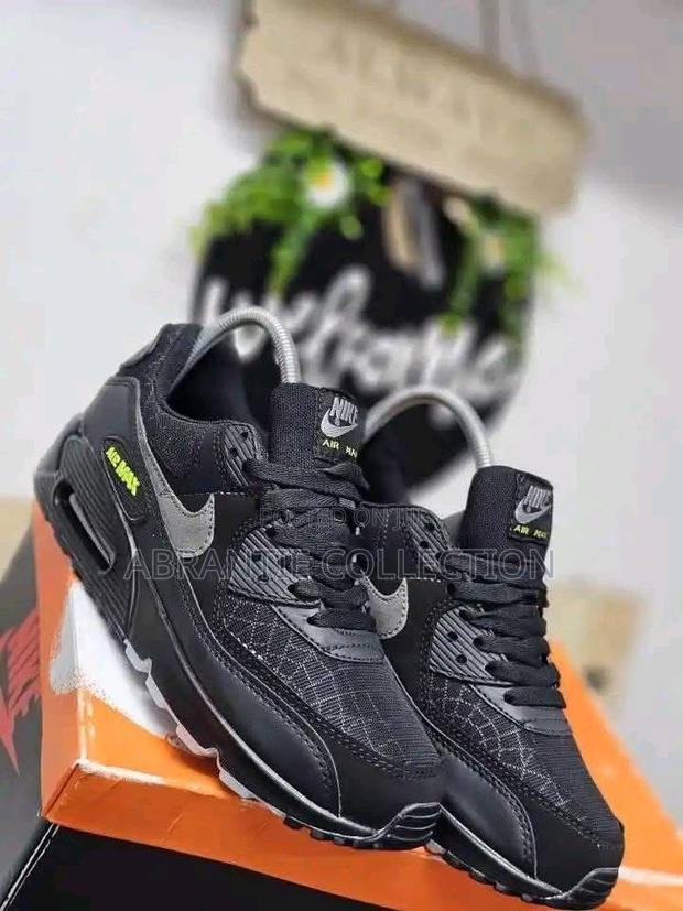 Nike Air Max 90 Black Volt Sneakers · Photo 4