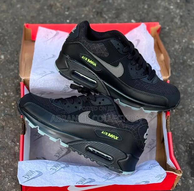 Nike Air Max 90 Black Volt Sneakers · Photo 3