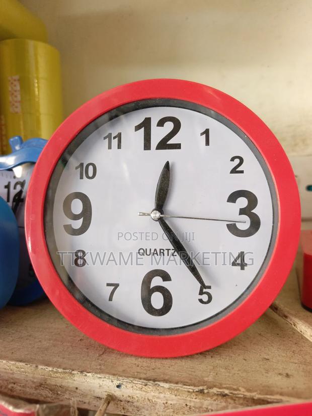 Quartz Alarm Clock · Photo 4