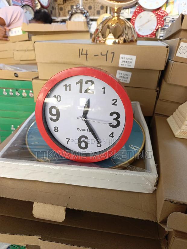 Quartz Alarm Clock · Photo 3