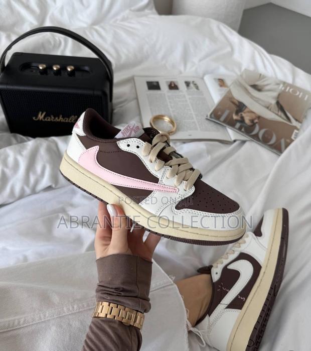 Travis Scott X Air Jordan 1 Low Dark Pony · Photo 3