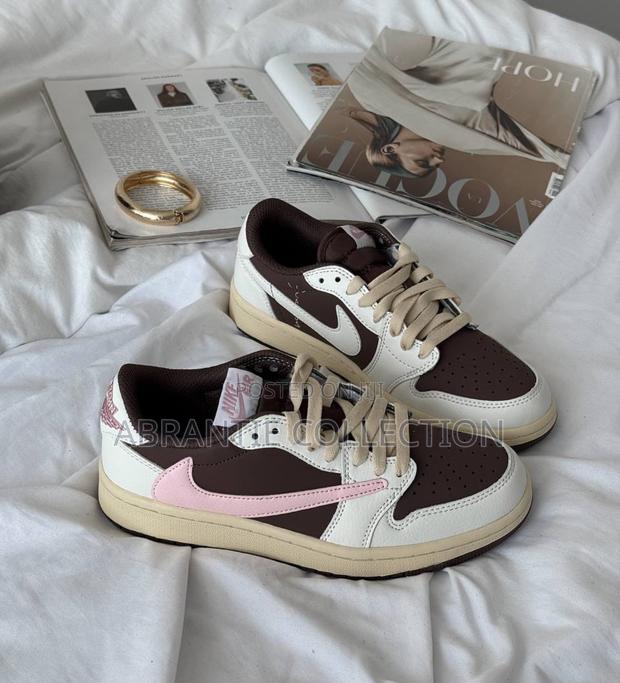 Travis Scott X Air Jordan 1 Low Dark Pony · Photo 4