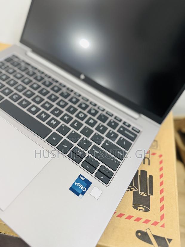 New Laptop HP ZBook Firefly 16 G10 16GB Intel Core I5 SSD 256GB photo 3