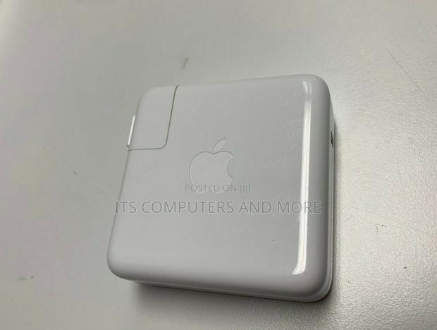 Apple 61w Type C Charger · Photo 3