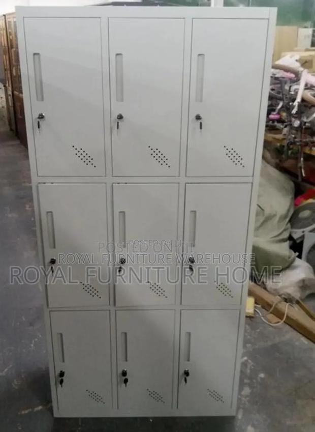 9 Lockers Metal Cabinet · Photo 4