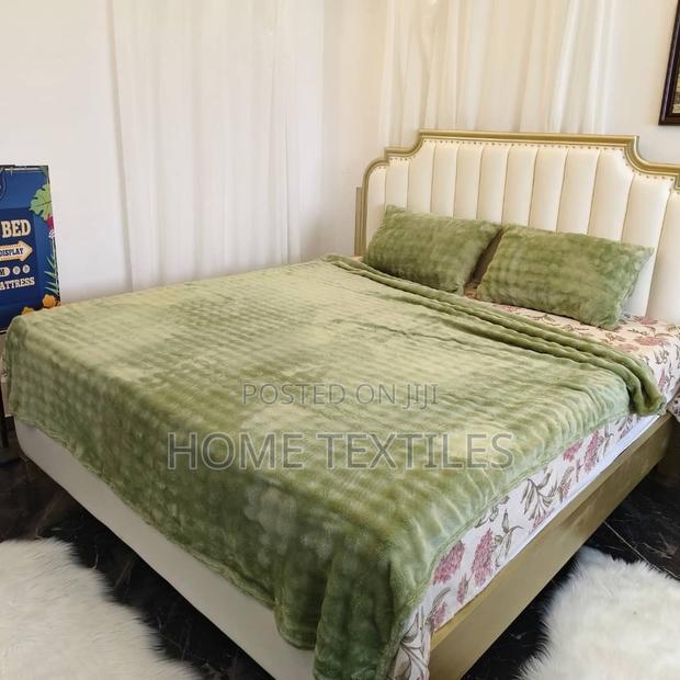 Green Blanket and 2 Pillow Cases · Photo 2