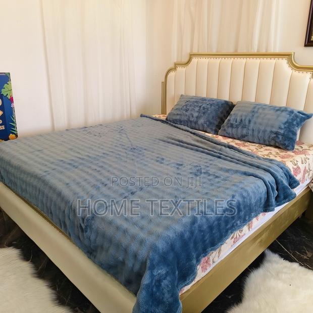 Dark Grey Heavy Blanket With 2 Pillow Cases · Photo 2