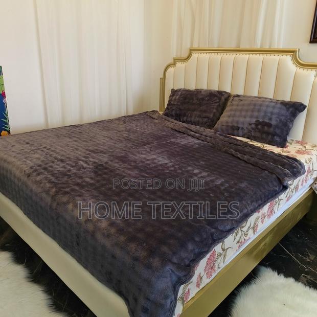 Charcoal Grey Blanket With 2 Pillow Cases · Photo 2
