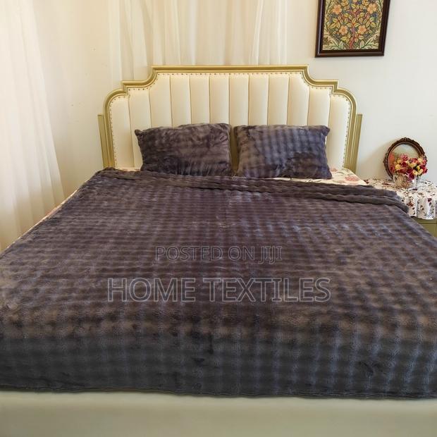 Blanket With 2 Pillow Cases for the Cold Weather · Photo 2