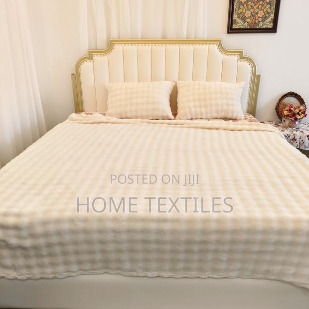 Off White Sleeping Blanket With 2 Pillowcases · Photo 2